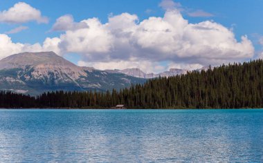 Banff Ulusal Parkı, Kanada 'da Gölü ve Dağlarıyla Güzel Doğal Manzara