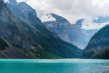 Banff Ulusal Parkı, Alberta, Kanada 'da göl ve dağlarla manzaralı bir yer.