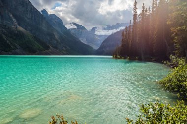 Banff Ulusal Parkı, Kanada 'da Gölü ve Dağlarıyla Güzel Doğal Manzara