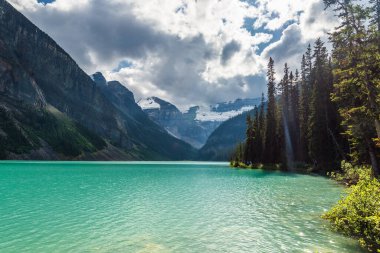 Banff Ulusal Parkı, Kanada 'da Gölü ve Dağlarıyla Güzel Doğal Manzara