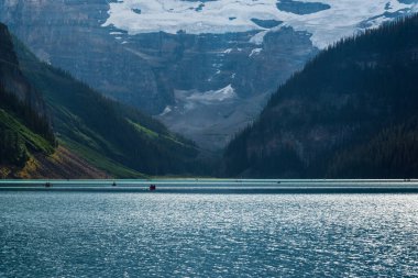 Banff Ulusal Parkı, Kanada 'da Gölü ve Dağlarıyla Güzel Doğal Manzara