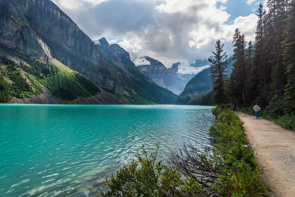 Banff Ulusal Parkı, Alberta, Kanada 'da zümrüt gölü ve manzaralı dağlarla güzel doğal manzara.