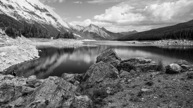 Banff Ulusal Parkı, Kanada 'da Gölü ve Dağlarıyla Güzel Doğal Manzara
