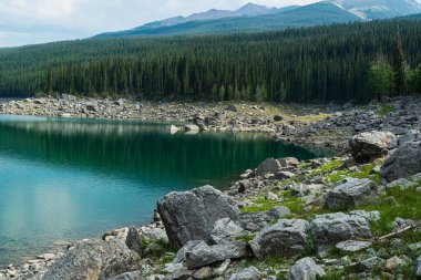 Banff Ulusal Parkı, Alberta, Kanada 'da göl ve dağlarla manzaralı bir yer.