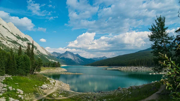 Γραφικό Τοπίο Λίμνη Και Βουνά Banff Εθνικό Πάρκο Αλμπέρτα Καναδάς — Φωτογραφία Αρχείου