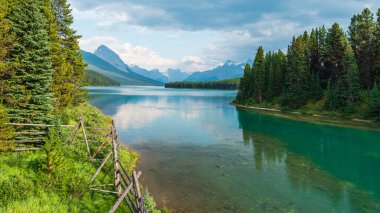 Banff Ulusal Parkı, Alberta, Kanada 'daki zümrüt gölü ve manzaralı dağlarla güzel bir manzara.
