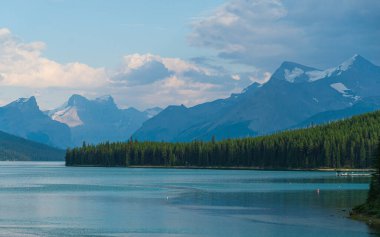 Banff Ulusal Parkı 'ndaki görkemli dağlar, Alberta, Kanada