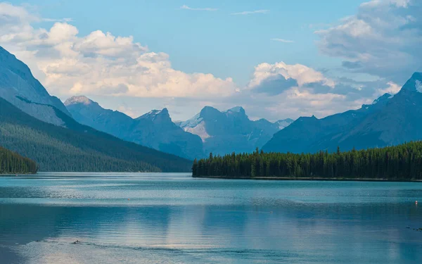 Banff Ulusal Parkı, Alberta, Kanada 'da göl ve dağlarla manzaralı bir yer.