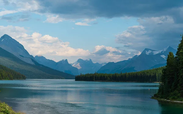 Banff Ulusal Parkı, Alberta, Kanada 'daki güzel dağ manzarası