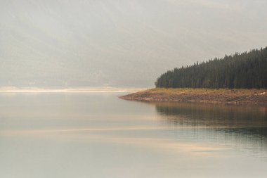 Jasper Ulusal Parkı, Alberta, Kanada 'da sakin gölü ve manzaralı dağları olan güzel bir manzara.