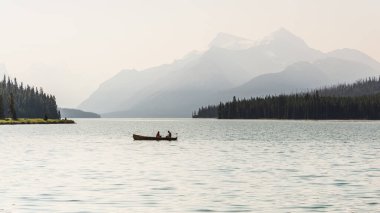 Banff Ulusal Parkı, Alberta, Kanada 'daki görkemli dağ manzarası  