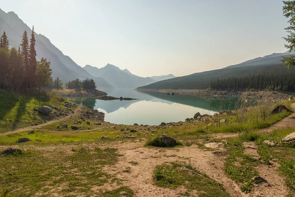 Bellissimo Paesaggio Con Lago Calmo Montagne Panoramiche Nel Parco Nazionale — Foto Stock