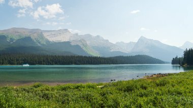 Jasper Ulusal Parkı, Alberta, Kanada 'da sakin gölü ve manzaralı dağları olan güzel bir manzara.