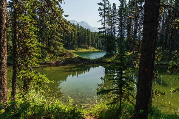 Bellissimo Paesaggio Con Lago Calmo Montagne Panoramiche Nel Parco Nazionale — Foto Stock