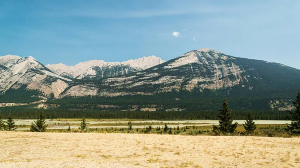 Piękny Krajobraz Malowniczymi Górami Parku Narodowym Jasper Alberta Kanada — Zdjęcie stockowe