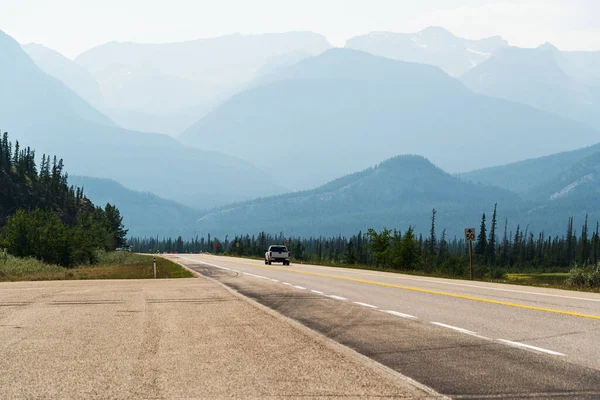 Jasper Ulusal Parkı Ndaki Kırsal Yol Manzaralı Dağlar — Stok fotoğraf