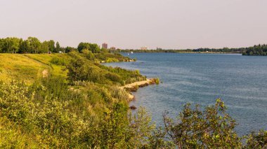 Elbow River 'ın Görkemli Doğal Sahnesi, Alberta, Kanada