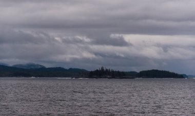 İngiltere 'nin Kolombiya, Kanada' da kıyı şeridi ve dağları olan güzel huzurlu doğa manzarası. 