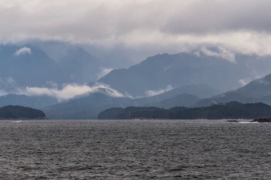 İngiltere 'nin Kolombiya, Kanada' da kıyı şeridi ve dağları olan güzel huzurlu doğa manzarası. 