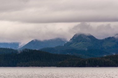 İngiltere 'nin Kolombiya, Kanada' da kıyı şeridi ve dağları olan güzel huzurlu doğa manzarası. 