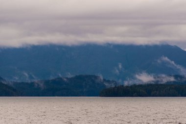 İngiltere 'nin Kolombiya, Kanada' da kıyı şeridi ve dağları olan güzel huzurlu doğa manzarası. 