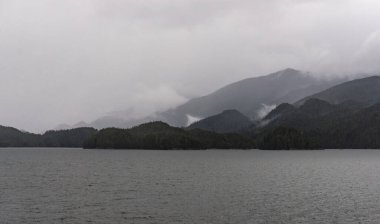 İngiltere 'nin Kolombiya, Kanada' da kıyı şeridi ve dağları olan güzel huzurlu doğa manzarası. 