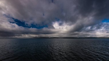 İngiltere 'nin Kolombiya, Kanada' da kıyı şeridi ve dağları olan güzel huzurlu doğa manzarası. 