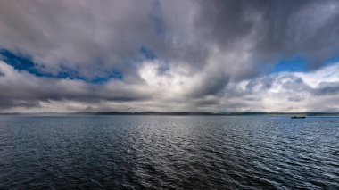 İngiltere 'nin Kolombiya, Kanada' da kıyı şeridi ve dağları olan güzel huzurlu doğa manzarası. 