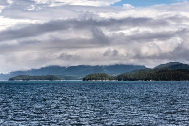İngiltere 'nin Kolombiya, Kanada' da kıyı şeridi ve dağları olan güzel huzurlu doğa manzarası. 