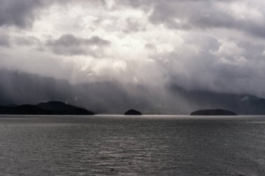 İngiltere 'nin Kolombiya, Kanada' da kıyı şeridi ve dağları olan güzel huzurlu doğa manzarası. 