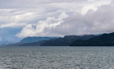 İngiltere 'nin Kolombiya, Kanada' da kıyı şeridi ve dağları olan güzel huzurlu doğa manzarası. 