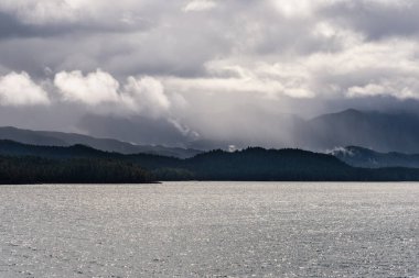 İngiltere 'nin Kolombiya, Kanada' da kıyı şeridi ve dağları olan güzel huzurlu doğa manzarası. 