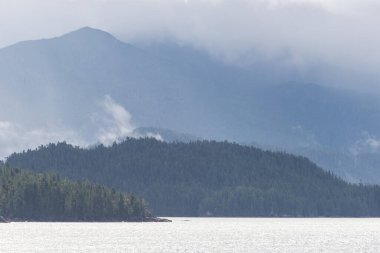 İngiltere 'nin Kolombiya, Kanada' da kıyı şeridi ve dağları olan güzel huzurlu doğa manzarası. 