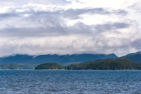 カナダのブリティッシュコロンビア州の海岸線や山々と美しい平和的な自然景観 — ストック写真