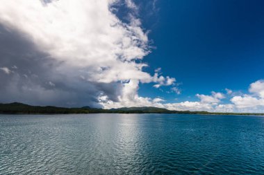 İngiltere 'nin Kolombiya, Kanada' da kıyı şeridi ve dağları olan güzel huzurlu doğa manzarası. 
