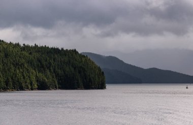 İngiltere 'nin Kolombiya, Kanada' da kıyı şeridi ve dağları olan güzel huzurlu doğa manzarası. 