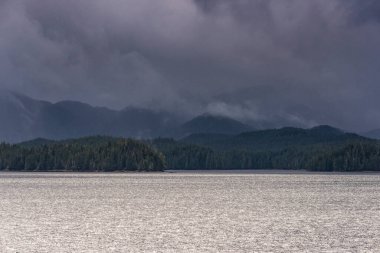 İngiltere 'nin Kolombiya, Kanada' da kıyı şeridi ve dağları olan güzel huzurlu doğa manzarası. 