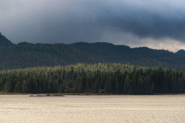 İngiltere 'nin Kolombiya, Kanada' da kıyı şeridi ve dağları olan güzel huzurlu doğa manzarası. 