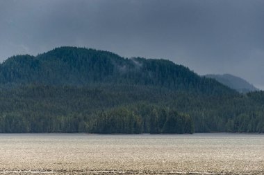 İngiltere 'nin Kolombiya, Kanada' da kıyı şeridi ve dağları olan güzel huzurlu doğa manzarası. 