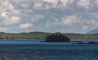 İngiltere 'nin Kolombiya, Kanada' da kıyı şeridi ve dağları olan güzel huzurlu doğa manzarası. 