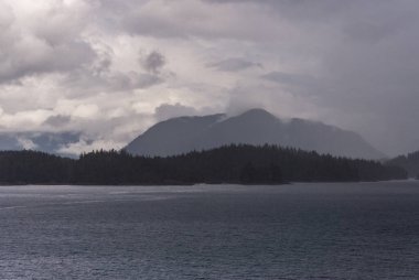 İngiltere 'nin Kolombiya, Kanada' da kıyı şeridi ve dağları olan güzel huzurlu doğa manzarası. 