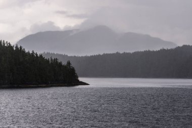 İngiltere 'nin Kolombiya, Kanada' da kıyı şeridi ve dağları olan güzel huzurlu doğa manzarası. 