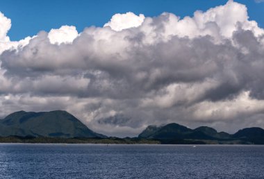 İngiltere 'nin Kolombiya, Kanada' da kıyı şeridi ve dağları olan güzel huzurlu doğa manzarası. 