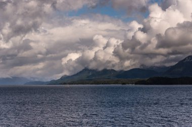 İngiltere 'nin Kolombiya, Kanada' da kıyı şeridi ve dağları olan güzel huzurlu doğa manzarası. 