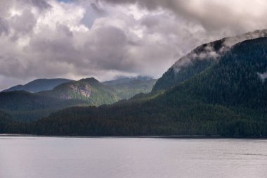 İngiltere 'nin Kolombiya, Kanada' da kıyı şeridi ve dağları olan güzel huzurlu doğa manzarası. 