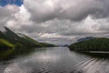 İngiltere 'nin Kolombiya, Kanada' da kıyı şeridi ve dağları olan güzel huzurlu doğa manzarası. 