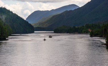 İngiltere 'nin Kolombiya, Kanada' da kıyı şeridi ve dağları olan güzel huzurlu doğa manzarası. 
