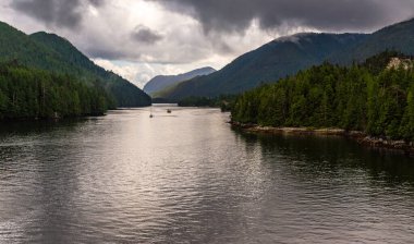İngiltere 'nin Kolombiya, Kanada' da kıyı şeridi ve dağları olan güzel huzurlu doğa manzarası. 