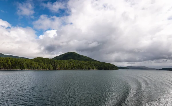 カナダのブリティッシュコロンビア州の海岸線や山々と美しい平和的な自然景観 — ストック写真