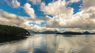 İngiltere 'nin Kolombiya, Kanada' da kıyı şeridi ve dağları olan güzel huzurlu doğa manzarası. 